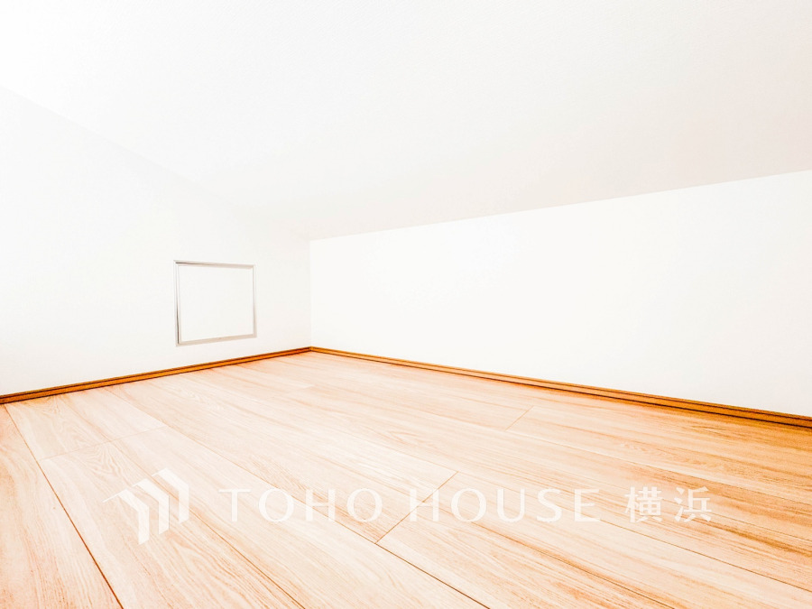 可動はしごを上ってロフト空間へ。収納やプライベート空間として使える嬉しい空間です。
