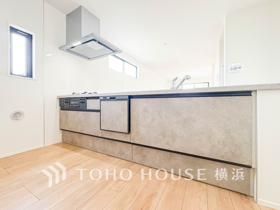 ご家族みんなで調理ができる位のスペースを実現したキッチン空間となっております。みんなで作った料理を召し上がりながらの会話は、どのような物になるのでしょうか。