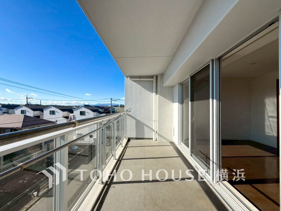 2部屋にまたがる広いバルコニーから、暮らしの中での光と風を演出してくれています。見事なまでの開放的な空間をお楽しみください