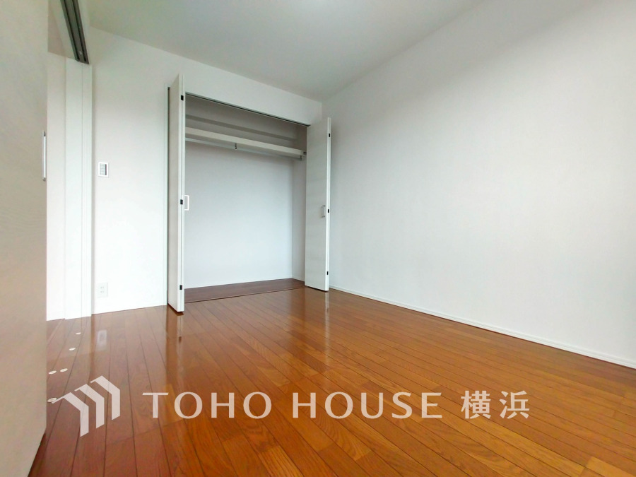 シンプルで明るい空間に大容量のクローゼットを備えた、使い勝手の良い洋室です。収納力も抜群です。