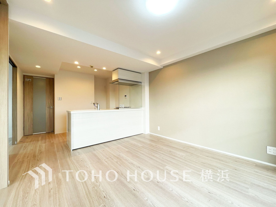 明るい自然光が差し込む、開放感あふれるリビングキッチン。シンプルで使いやすい設計です。