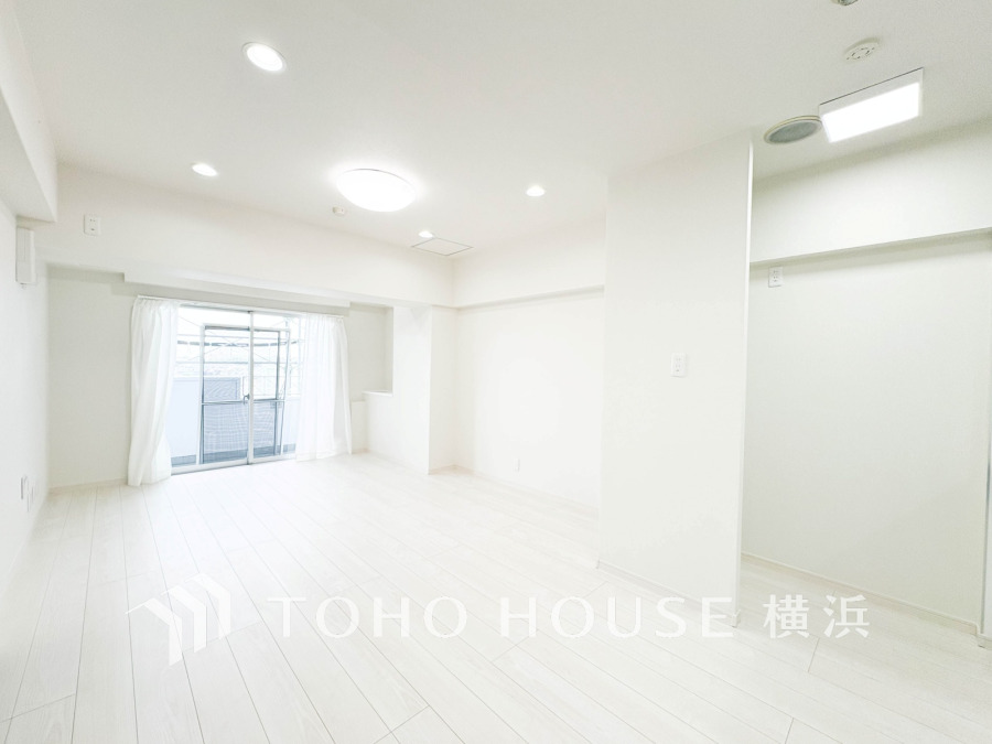 広々としたリビングダイニングは、シックでモダンな内装。落ち着いた雰囲気に包まれて、伸びやかな空間の中で、ゆったりと家族団らんのひとときを過ごせます。