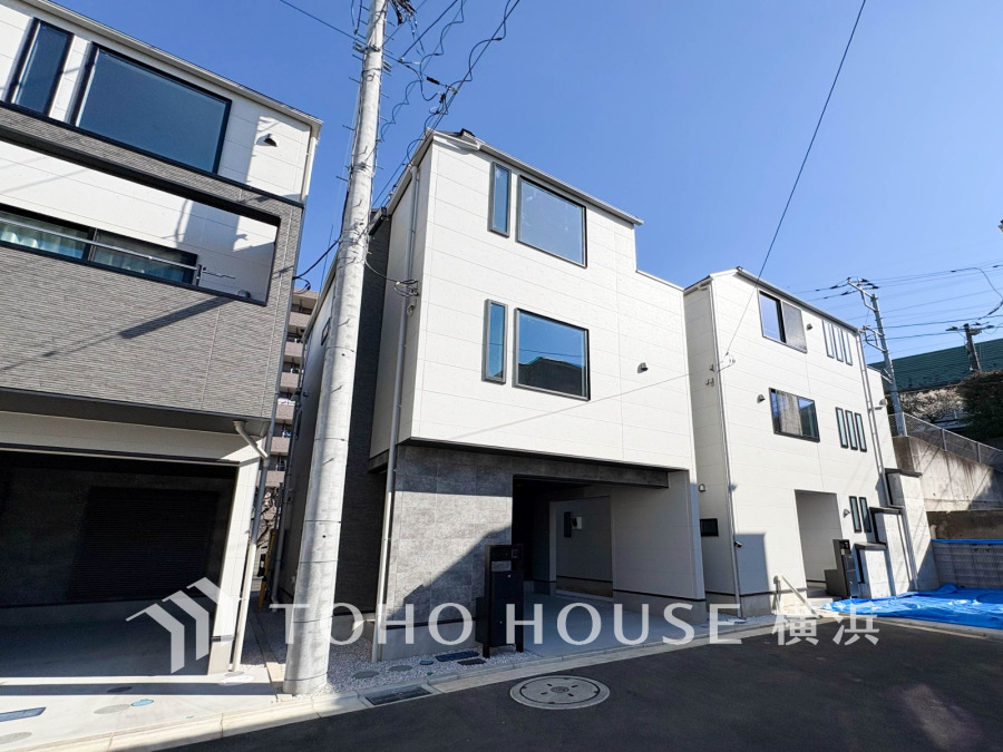 堂々たる趣ながら、主張し過ぎずどこか余裕を感じさせるシャープなフォルムで佇む邸宅は、晴天の空と照らし合わせる事で、本来あるべき完成形の姿を見せてくれます。