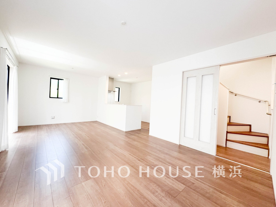 明るく開放的な空間が広がるLDK。室内には豊かな陽光が注ぎ込み、爽やかな住空間を演出。ホームパーティーでもゲストと一緒に料理を楽しみながら楽しい時間を過ごせそう。