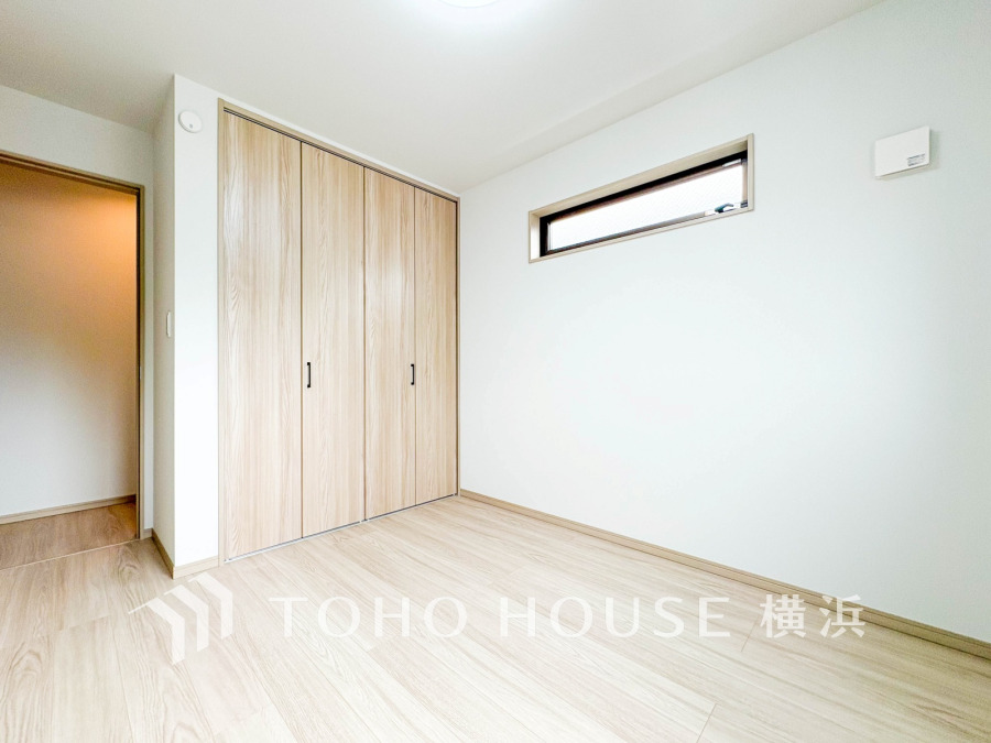 穏やかな風と陽光を導き、プライバシーに配慮された設計プランを採用し、居住性を一段と心地よいものにしています。明るく開放的な空間を演出しております。
