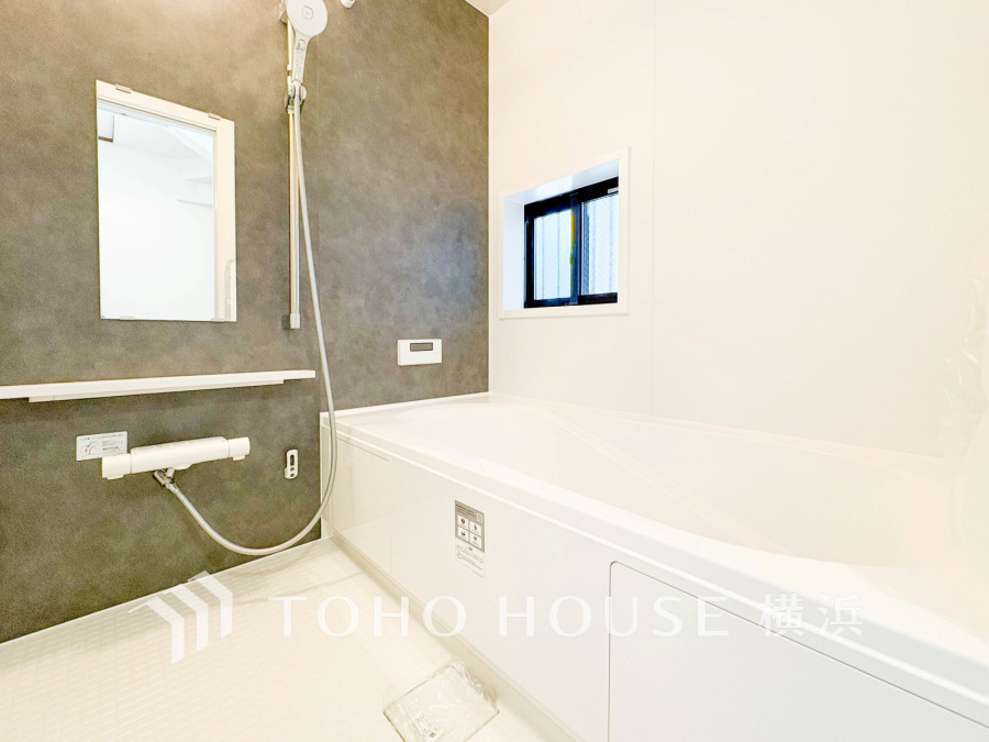 掃除のしやすさ・収納の便利さなど、おふろを使う人、お手入れする人、みんなにとっての「しあわせ性能」を追求したバスルームを採用いたしました。