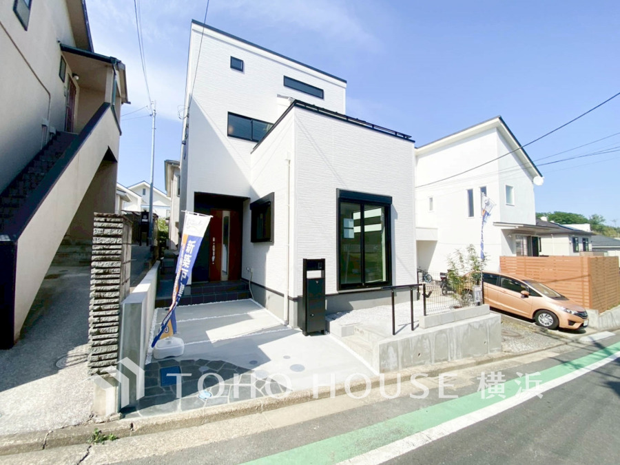 堂々たる趣ながら、主張し過ぎずどこか余裕を感じさせるシャープなフォルムで佇む邸宅は、晴天の空と照らし合わせる事で、本来あるべき完成形の姿を見せてくれます。