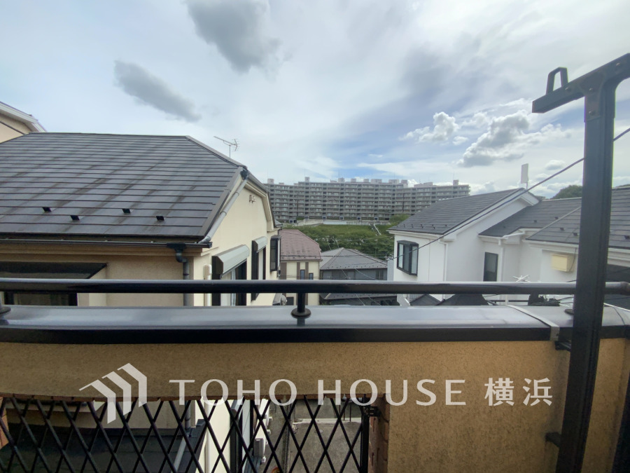 この開放感ある眺望と共に閑静な住宅街の季節感を演出する四季折々の変化を楽しめる心地よい場所となることでしょう。