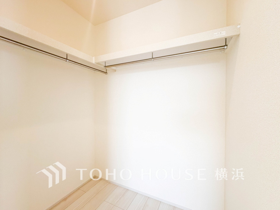 洋服やバッグなどかさばる物を大量に収納できます。タンスなどの収納家具を置かずに済むので、お部屋を丸ごと使えてスッキリ♪