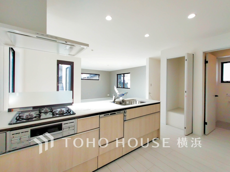 明るく開放的な対面キッチンで、家族との会話を楽しみながら料理ができる快適な空間です。