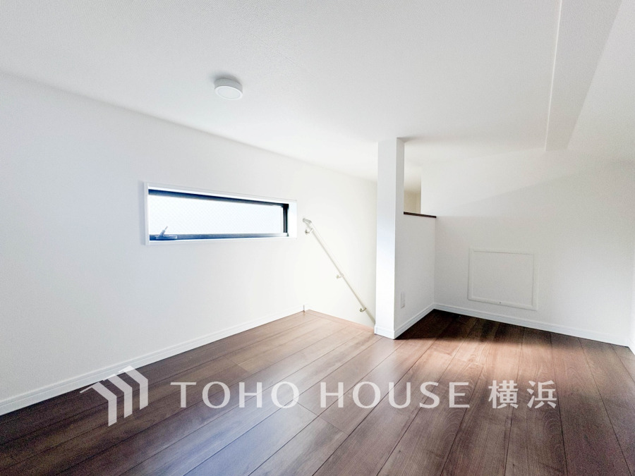 明るい光が差し込むロフトスペース。多用途に使える快適な空間です。