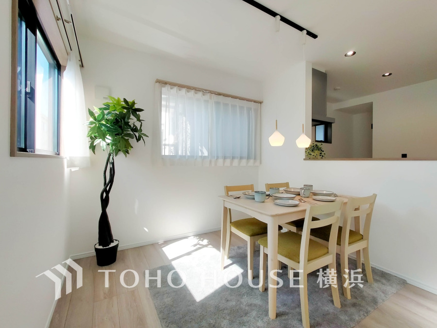 広々としたリビング・ダイニングは、光が広がるシンプルさがお洒落な内装。落ち着いた雰囲気に包まれて、伸びやかな空間のなかで、ゆったりと家族団らんのひとときを過ごせます。