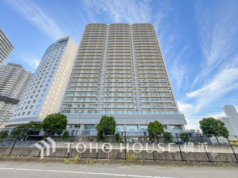 爽やかな青空の下に贅沢なほどに降り注ぐ陽光、豊かな居住性と、クオリティが見事に調和した住空間は、住まうことの喜びを感じさせてくれます。