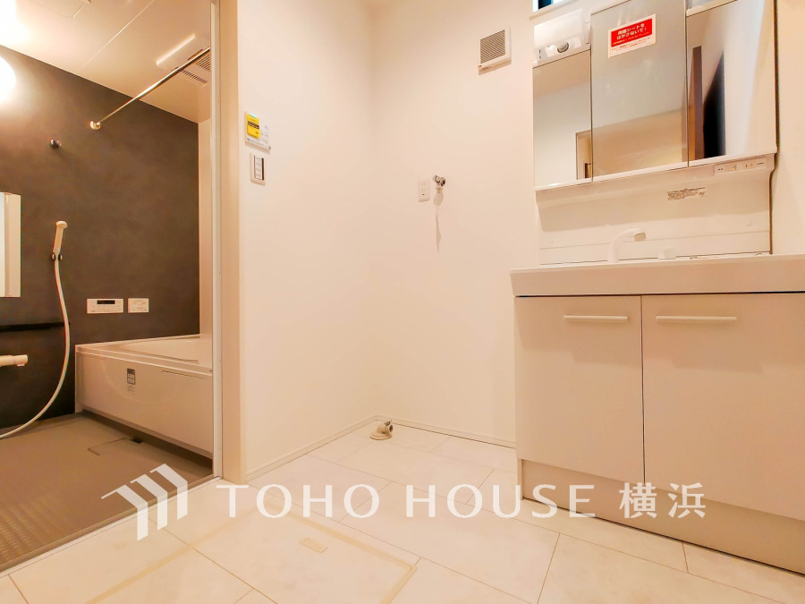 使いやすい機能が備えられた清潔感溢れる洗面空間。収納も充実しています。
