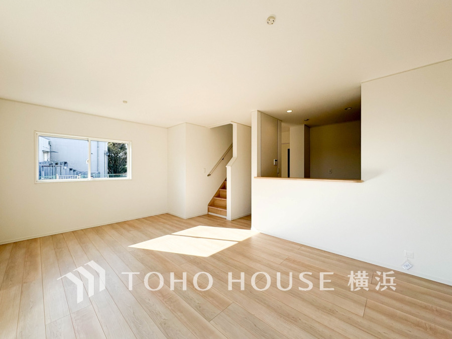 家族と過ごすひと時を溢れる光が優しく包み込むリビングダイニング。家族とともに、心穏やかに過ごすひととき。家族との時間、自分の時間を大切にできる空間がここにあります。