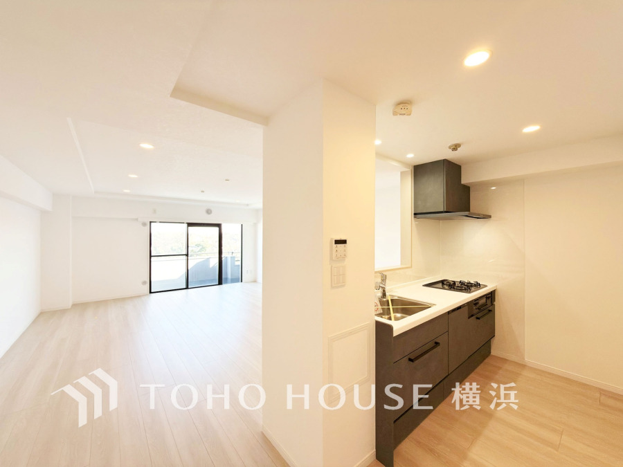 和やかで洗練された空間の演出。寛ぎとコミュニケーションを育む居心地のよい場所。やわらかな陽射しが降り注ぎ、室内に開放感と爽快感をもたらします。