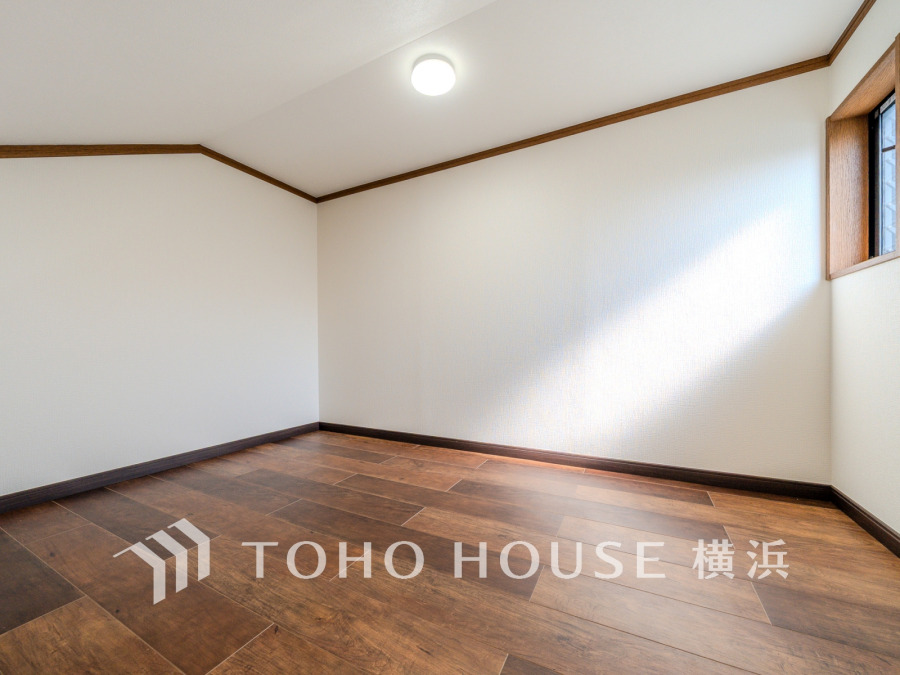 はしごを上ると広々としたロフト空間があります。窓から光と風を取り込むゆとりある空間です。
