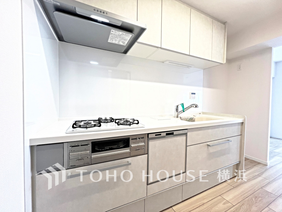 新規交換されたキッチンは、食洗機・浄水器付き。美しさと機能性が一つになったキッチンです。
