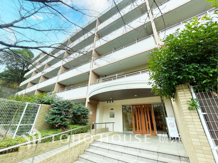 爽やかな青空の下に贅沢なほどに降り注ぐ陽光、豊かな居住性と、クオリティが見事に調和した住空間は、住まうことの喜びを感じさせてくれます。 