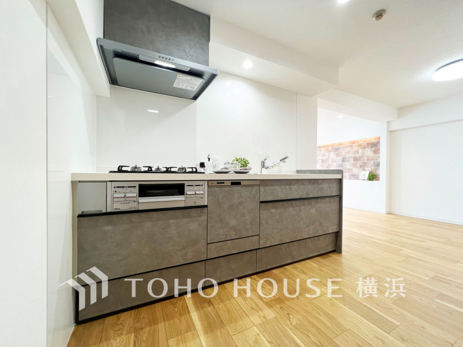 新規交換されたキッチンは、食洗機・浄水器付き。美しさと機能性が一つになったキッチンです。
