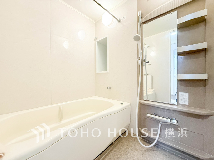 1日の疲れを癒すバスルームは、心地よいリラックスを叶える清潔感溢れる美しい空間です。心からゆったりと寛いでいただけるよう、ゆとりのスペースを確保しています。