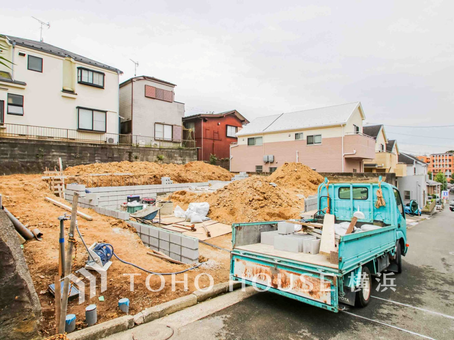 【2024年10月撮影】四季折々の豊かな自然に囲まれた広大な「岸根公園」を身近にした、落ち着きある閑静な住宅街