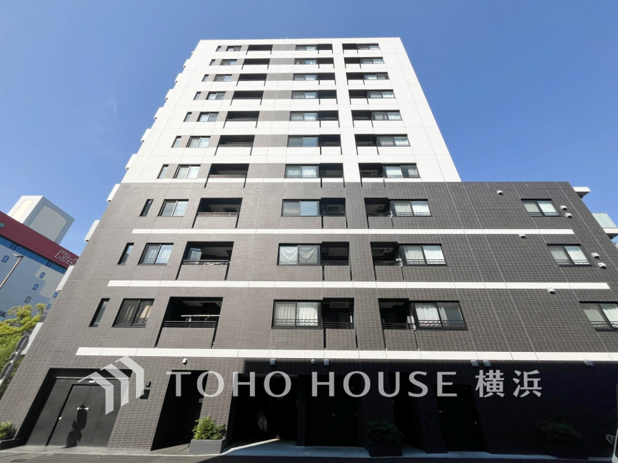 住む人を映し出す洗練された佇まいは、いつまでも輝き続けながらいつしか街の風景に溶け込んでいきます。