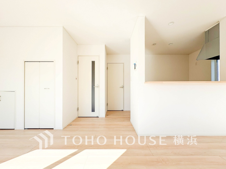 明るい自然光が差し込む、シンプルで清潔感あふれるリビング。使いやすいキッチンカウンターも魅力です。