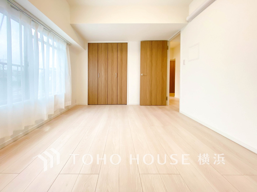 大きな窓からたっぷりと陽光が注がれる明るい空間。家族の成長に対応できる永住仕様の間取り。時を忘れて過ごす場所として過ごせるお部屋。