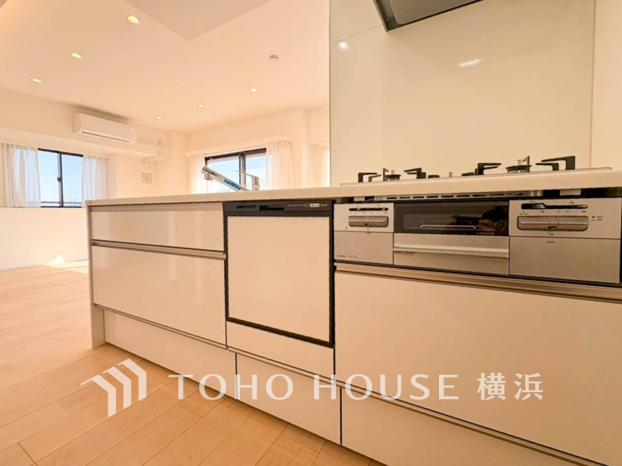 広く取られた対面キッチンは、リビングで寛ぐご家族と会話をしながらお料理が出来ます。ホワイトを基調とした明るいカラーの清潔感のあるデザインです。