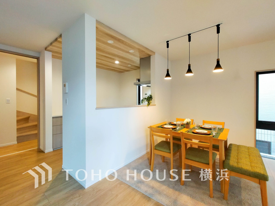 穏やかな時間の流れを楽しみ、寛ぎと笑顔が溢れるリビング。会話を楽しみ、ご家族の何気ない日常にいつもあたたかな幸せの花を添えます。