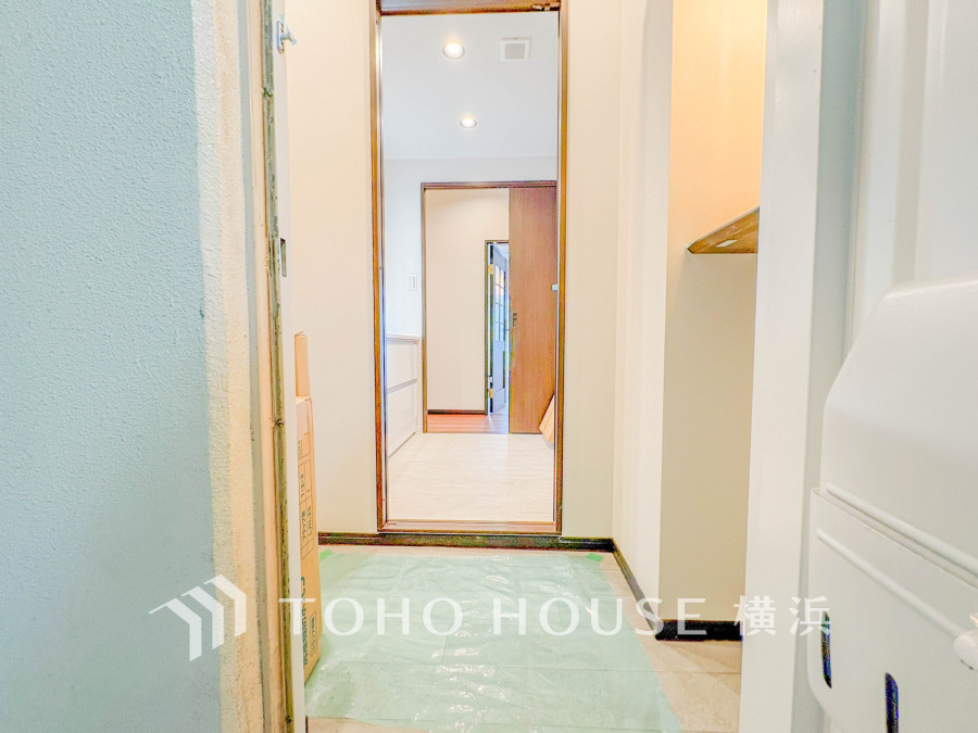 豊かなプライベートタイムへ誘うモダンテイストな玄関。デザインや素材が美しい調和を奏でている空間。ゲストを迎える空間はゆとりと優しさを滲ませます。