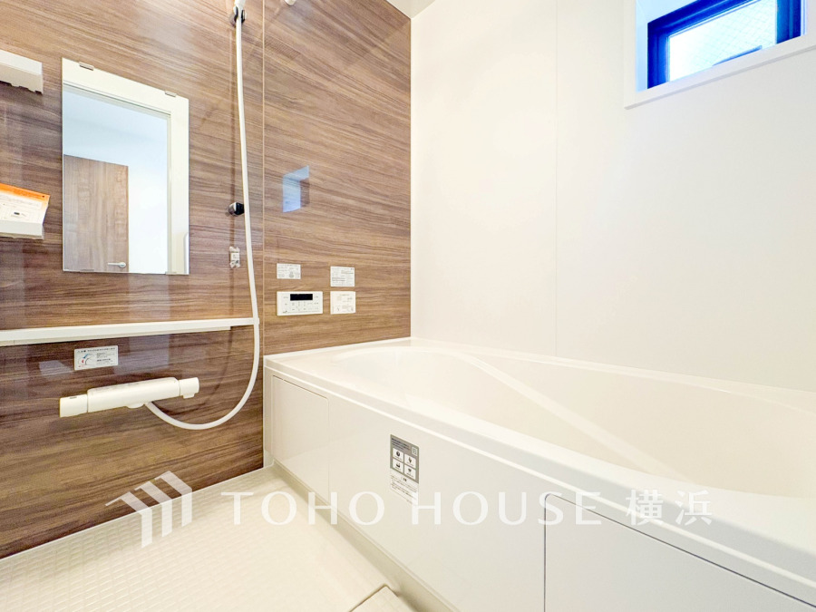 快適な使い心地とゆとりある空間が1日の疲れを解きほぐすバスルーム。空間も浴槽もゆったりのびのび使えるゆとり設計。広く感じるゆとり設計で快適なリラックスタイムを過ごせます。