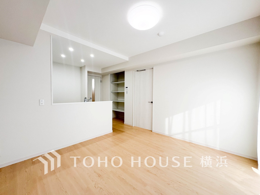 明るい光が差し込むナチュラルなリビング。収納スペースも充実し、使い勝手の良い快適な空間です。