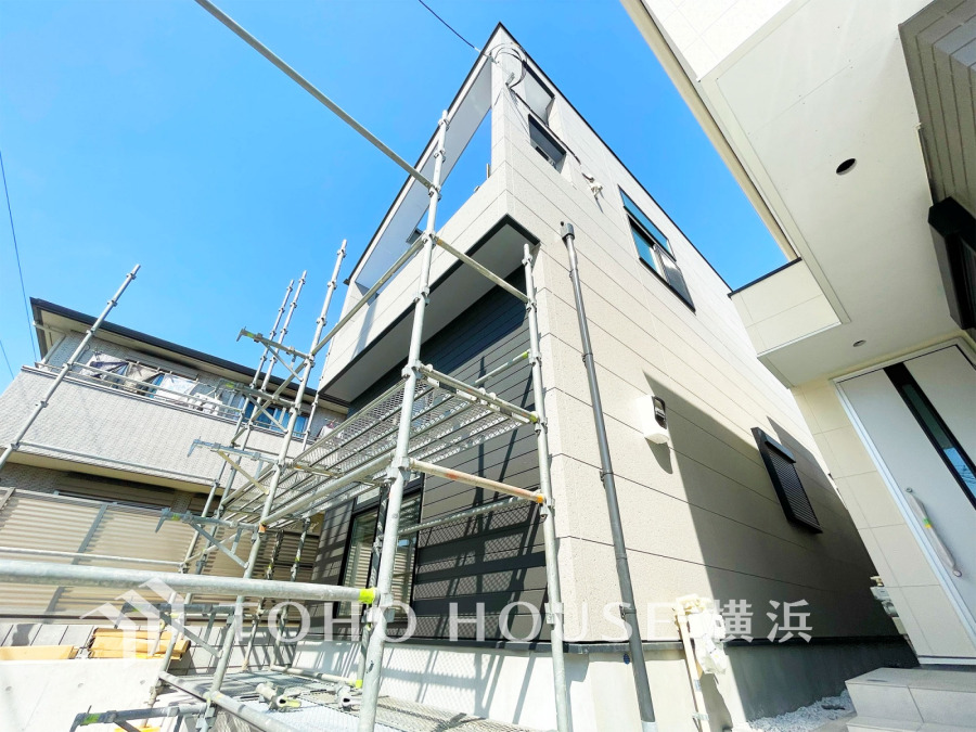 【2026年3月撮影】時代の流れに惑わされないシックなカラートーンで街並みに溶け込む外観は、主張し過ぎず、また平凡になり過ぎず絶妙なコントラストで輝きを放ちます。