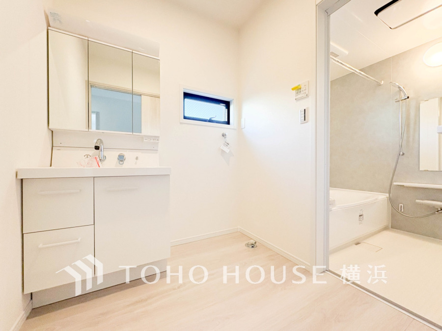 使いやすい機能が備えられた清潔感溢れる洗面空間。収納も充実しています。
