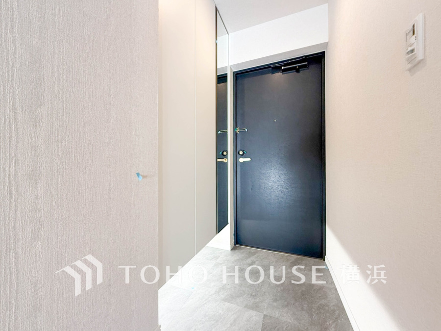 清潔感あふれる玄関ホールは大きな鏡付き収納で、身だしなみチェックも便利な空間です。