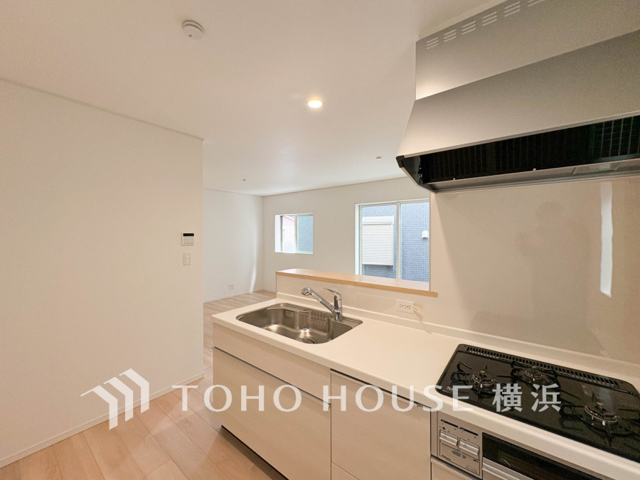 自然光が差し込む明るい対面キッチン。シンプルで使いやすく、家族の会話も弾む開放的な空間です。