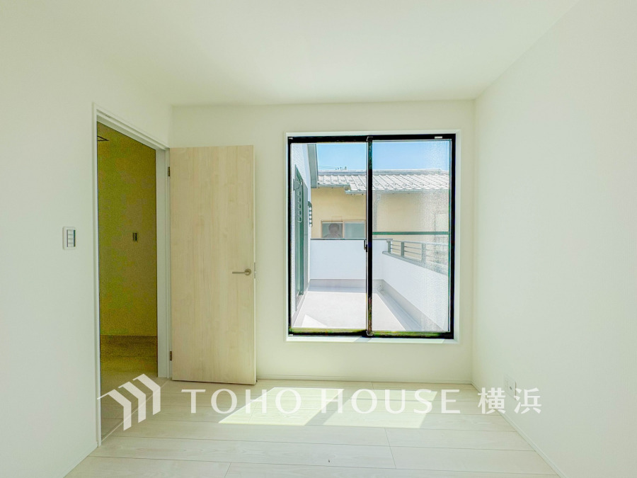 バルコニーに面した明るい洋室。穏やかな陽射しが、ゆったりとした寛ぎの時間を包みます。
