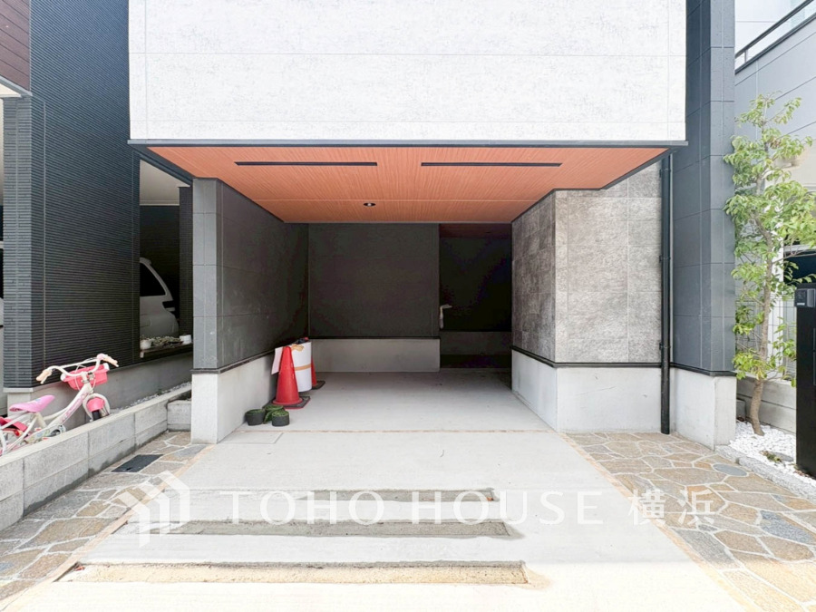 ゆったりとした駐車スペースを確保いたしましたので、大きめのお車でも駐車可能です。自転車やバイクなど、ゆとりのある敷地で置き場所に困ることはないでしょう。