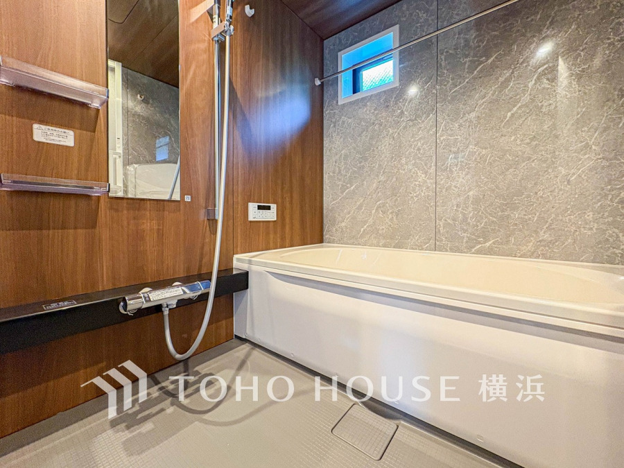 1日の疲れを癒すバスルームは、心地よいリラックスを叶える清潔感溢れる美しい空間です。心からゆったりと寛いでいただけるよう、ゆとりのスペースを確保してます。