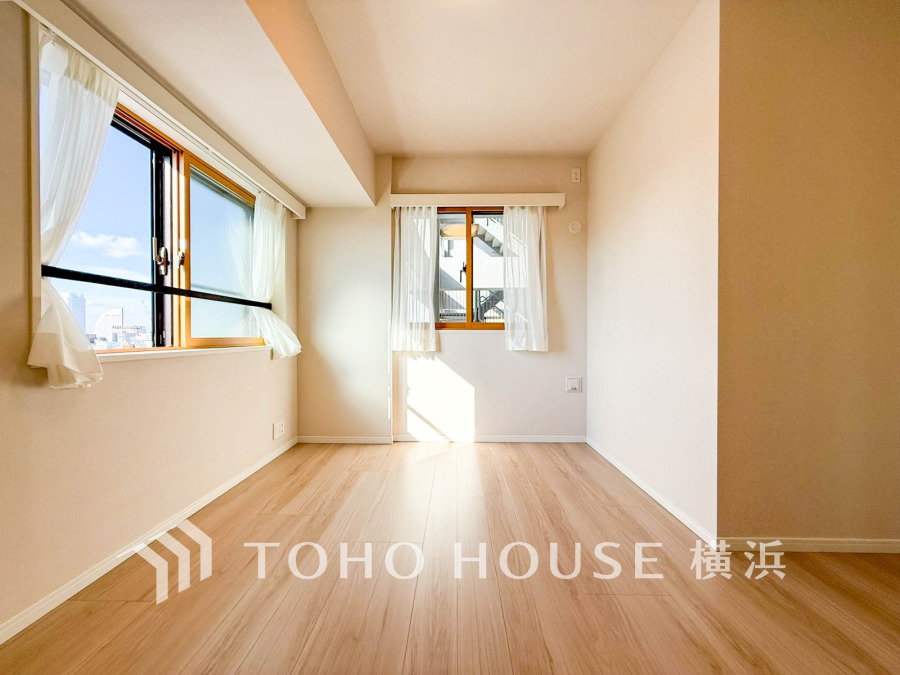穏やかな風と陽光を導き、プライバシーに配慮された設計プランを採用し、居住性を一段と心地よいものにしています。明るく開放的な空間を演出しております。