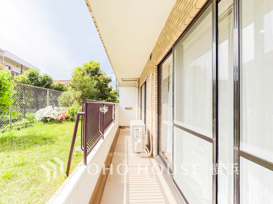 暮らしの中で光と風を演出してくれるバルコニー、見事なまでの開放的な空間を演出しながら、プライベート性も確保された空間は我が家の自慢です。