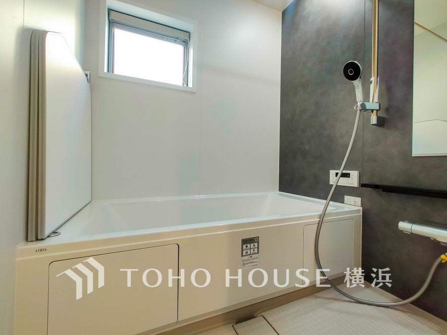 心地よいリラックスを叶える清潔感溢れる美しい空間。快適で機能的なバスルームです。
