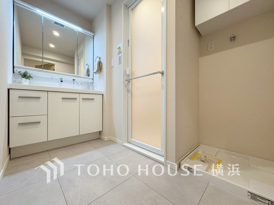 新規交換された洗面化粧台は美しく使いやすい機能が備えられています。