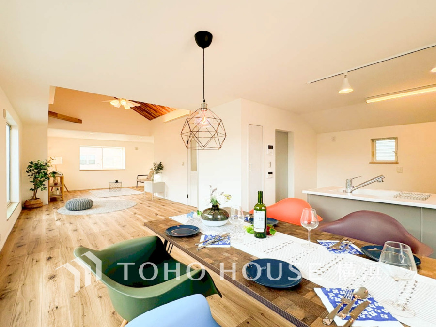 開放的な広さと４面採光がもたらす、光溢れ豊かな居住空間はこの住まいのクオリティを感じさせてくれます。豊かな時間が流れるこの場所に暮す喜び