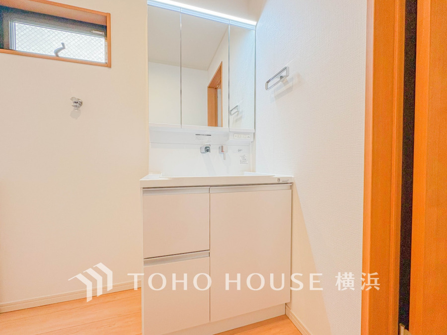 清潔感あふれるホワイトの洗面台は収納力も高く、毎日の身支度を快適にサポートします。