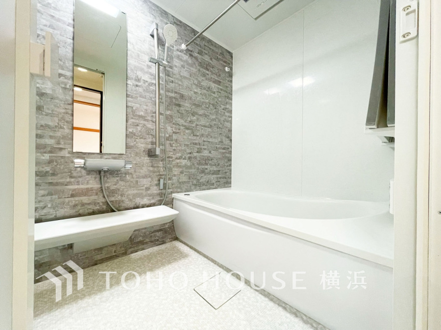 1日の疲れを取り心身を癒すことができる住まいの中のリラクゼーション空間、バスルーム。心からゆったりと寛いでいただけるよう、柔らかな色合いで仕上げています。