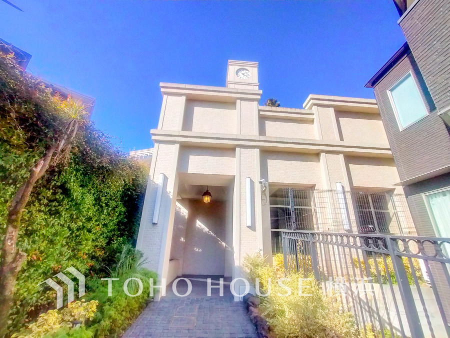 植栽の位置や開放的なエクステリアも含めて美しくトータルにデザインされています。時間のゆとりと空間、爽やかな陽光がもたらす光と風を贅沢なまでに感じる暮らしが始まります。