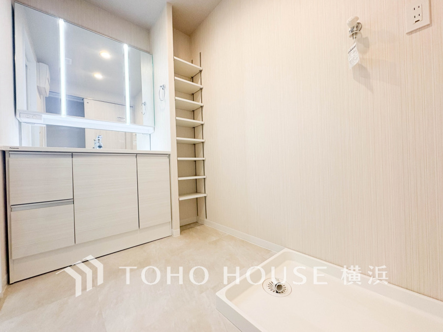 落ち着いた空間を演出するカラーと、ゆったり落ち着いてお使い頂ける広さが魅力のパウダールーム。居室からも独立しており、プライベート空間を保ちます。